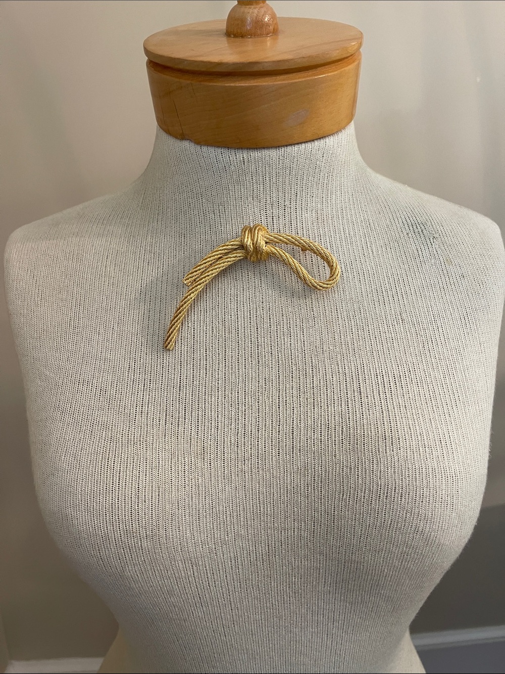 Christian Dior Vintage Knotted Rope Brooch - Gold-tone Metal - Picture 17 of 17